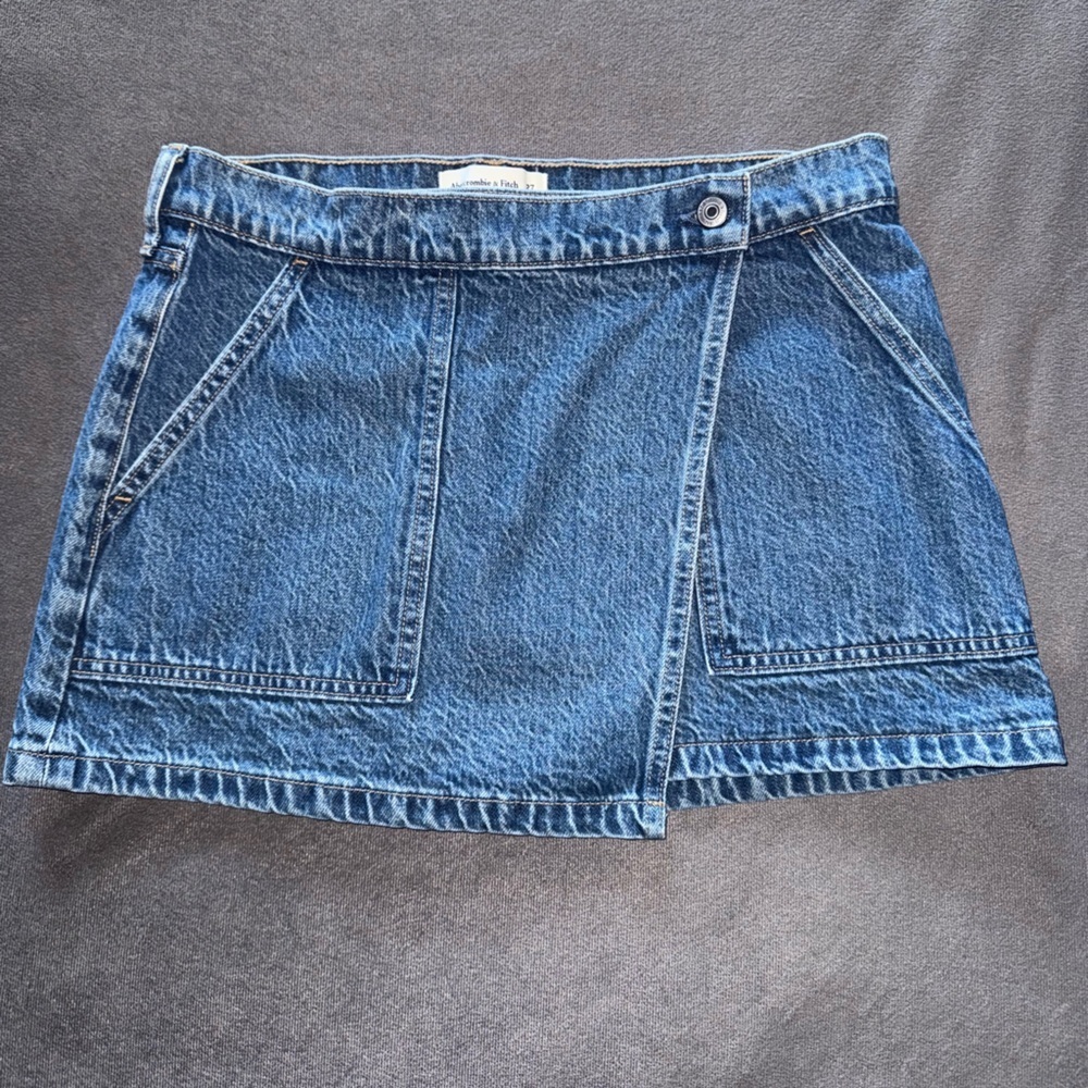 NWOT Abercrombie & Fitch Mid Rise Denim Wrap Mini Skirt 27 4 Medium Blue Denim - Picture 2 of 10